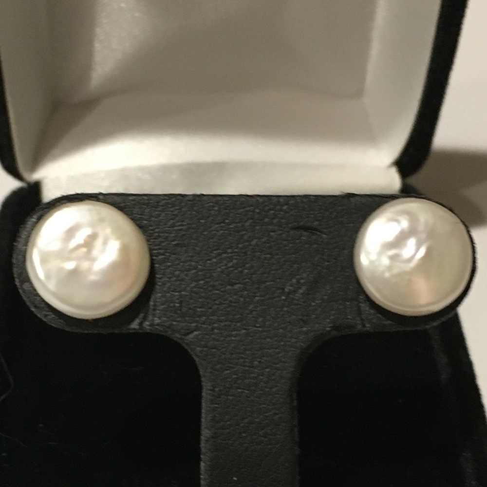 Coin pearl stud pierced earring.